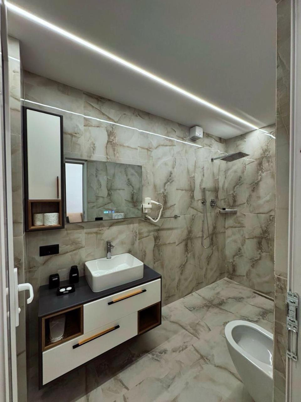 Hotel Fusha E Gjese 瓦勒博内 外观 照片